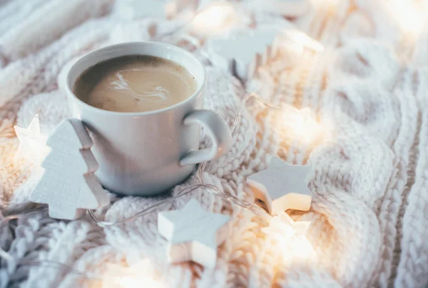 Vacaciones de invierno Decoraciones de Navidad, juguetes de madera blanca, dri caliente — Foto de Stock