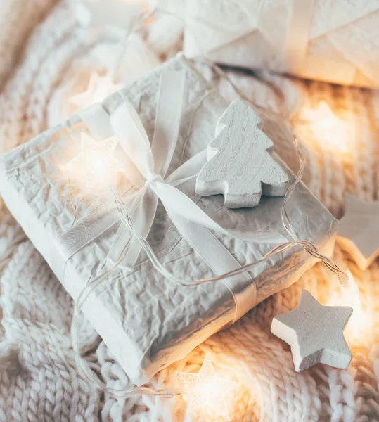 Weihnachtsdekoration, weiße Geschenkschachteln und Strickwaren — Stockfoto