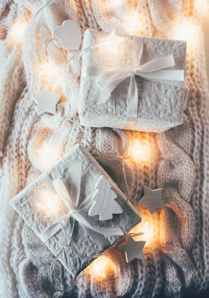 Winter holiday Christmas decorations, witte geschenkdozen en knitt — Stockfoto