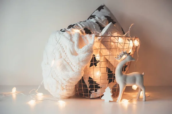 Wintersport kerst home decoraties, witte geschenkdoos en kn — Stockfoto