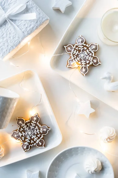Regali e decorazioni bianche di Natale, regali e dolci, holi — Foto Stock