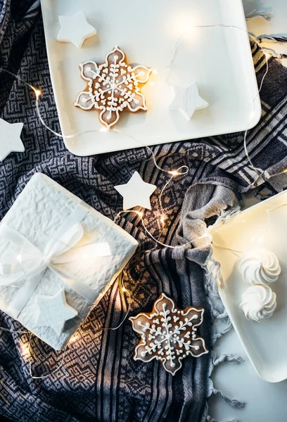 White Christmas gifts en decoraties, geschenken en zoete gember — Stockfoto