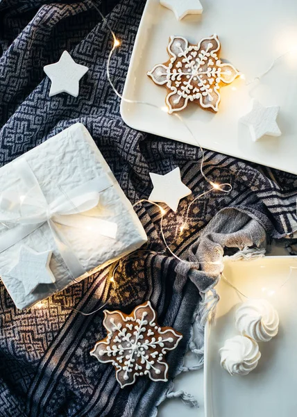 Regalos y decoraciones blancas de Navidad, regalos y jengibre dulce — Foto de Stock