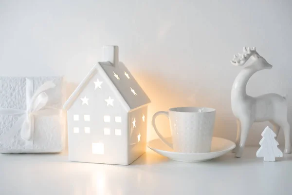 White Christmas gifts en interieur decoratie, geschenken en hol — Stockfoto