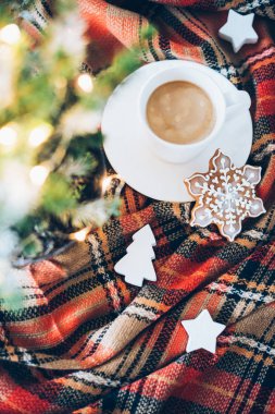 Noel dekorasyonu ile bir fincan kahve, kurabiye ve kareli
