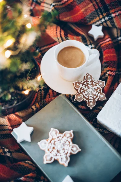 Noel dekorasyonu ile bir fincan kahve, kurabiye ve kareli