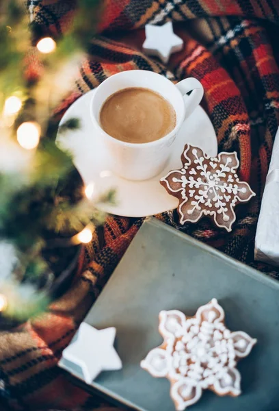 Decorazione natalizia con una tazza di caffè, pan di zenzero e plaid — Foto Stock