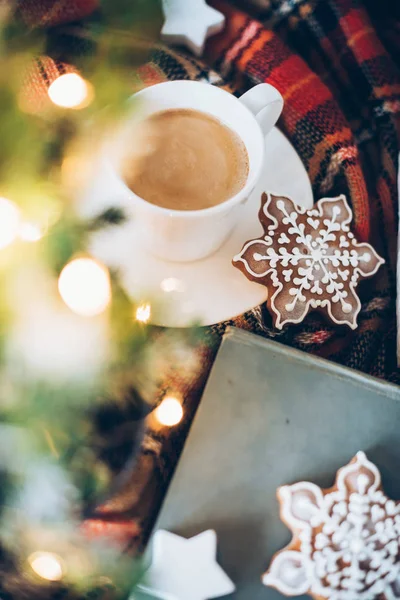Juldekoration med en kopp kaffe, pepparkakor och pläd — Stockfoto