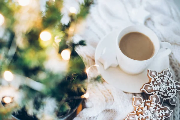 Bir fincan kahve ile ev Noel dekorasyon rahat gingerbread