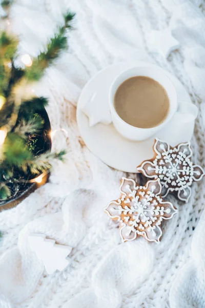 Hangulatos otthoni karácsonyi dekoráció, egy csésze kávéval, mézeskalács — Stock Fotó