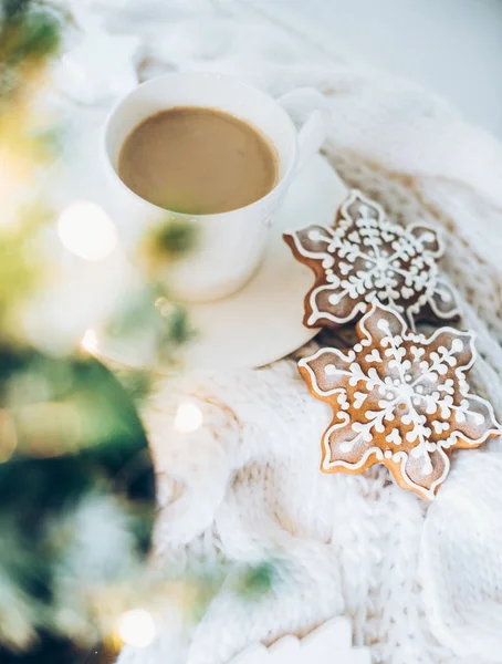 Gemütliche Weihnachtsdekoration zu Hause mit einer Tasse Kaffee, Lebkuchen — Stockfoto