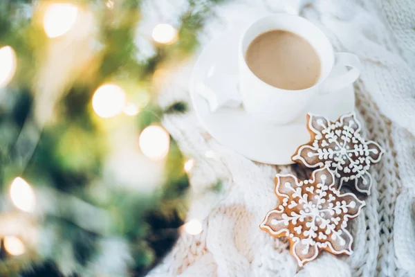 Acogedora decoración de Navidad en casa con una taza de café, pan de jengibre — Foto de Stock