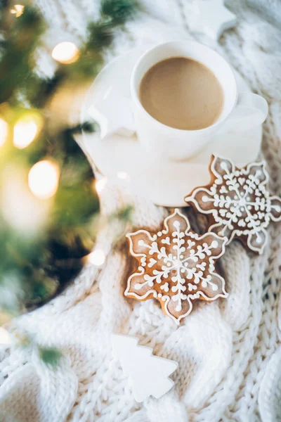 Bir fincan kahve ile ev Noel dekorasyon rahat gingerbread