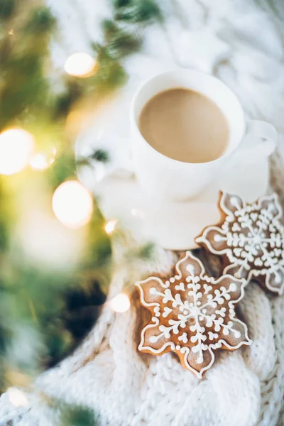 Accogliente decorazione di Natale con una tazza di caffè, pan di zenzero — Foto Stock