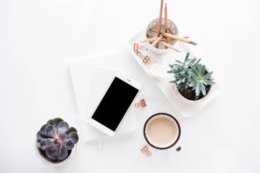 Ofis Masası düz yatıyordu kahve, smartphone ve succulents, clea ile