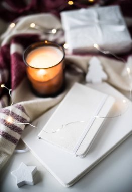 Işıklar ve mum beyaz not defterleri