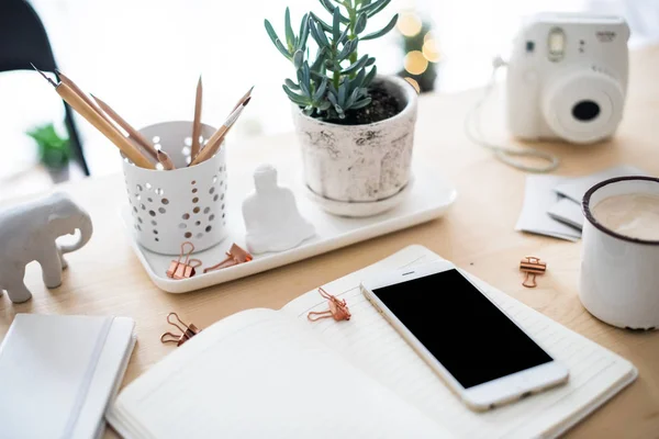 Schreibtisch flach mit Kaffee, Smartphone und Sukkulenten, stylisch — Stockfoto