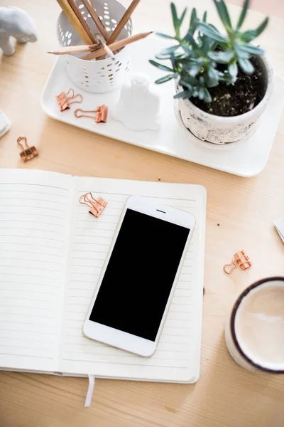 Schreibtisch flach mit Kaffee, Smartphone und Sukkulenten, stylisch — Stockfoto