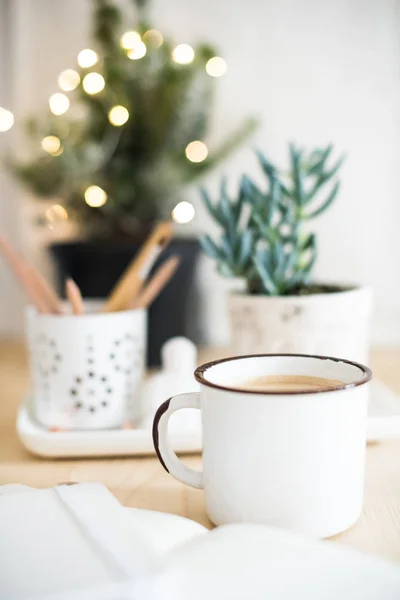 Taza de bebida caliente de invierno en la mesa con detalles de la oficina en casa — Foto de Stock