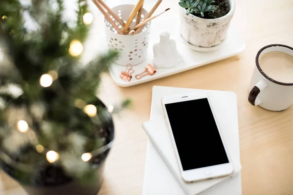 Schreibtisch flach mit Kaffee, Smartphone und Sukkulenten, stylisch — Stockfoto