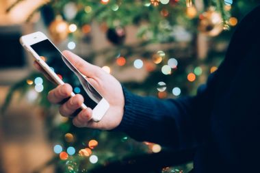 adam evde elinde, rahat tatil e smartphone ile rahatlatıcı