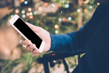 adam evde elinde, rahat tatil e smartphone ile rahatlatıcı