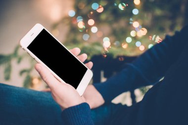 adam evde elinde, rahat tatil e smartphone ile rahatlatıcı