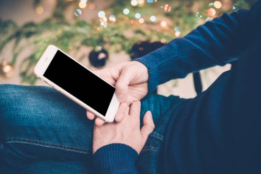 adam evde elinde, rahat tatil e smartphone ile rahatlatıcı