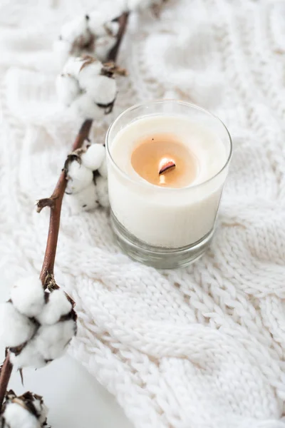 Queimando vela feita à mão com ramo de algodão no inverno acolhedor branco — Fotografia de Stock