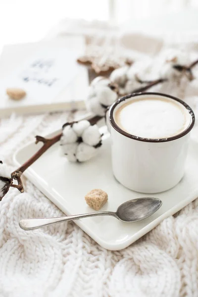 Taza de bebida caliente con rama de algodón en manta de invierno acogedor blanco — Foto de Stock