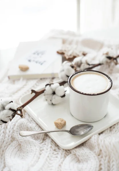 Горщик гарячого напою з бавовняною гілкою на білій затишній зимовій ковдрі — стокове фото
