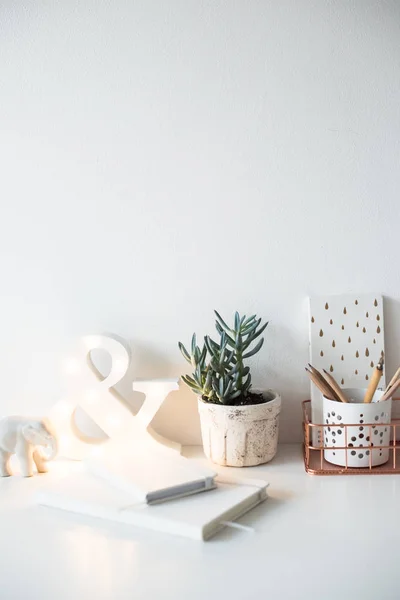 Weißer Home-Office-Tisch, gemütlicher und schöner Arbeitsplatz mit Notizblöcken — Stockfoto