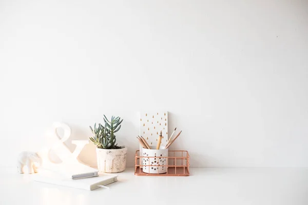 White home office table, cozy and nice workplace with notepads a — Stock Photo, Image