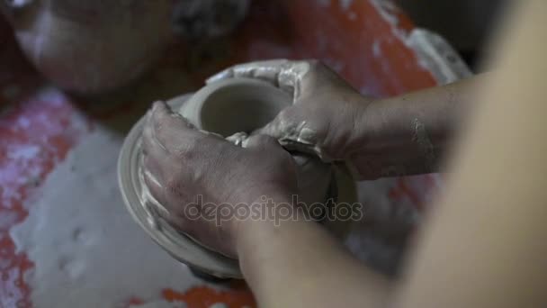 Le mani delle donne fanno la ciotola di ceramica da argilla, lavorano in un laboratorio di ceramica — Video Stock