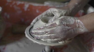 Bayan eller seramik kase kil yapmak, bir çömlek atölyesinde çalışmak