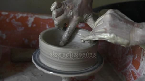 Les mains des femmes font bol en céramique à partir d'argile, travailler dans un atelier de poterie — Video