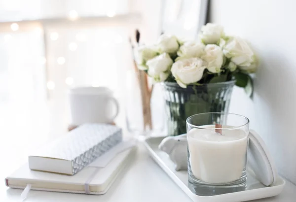 Arredamento interno bianco con nuova candela fatta a mano e bouquet di fr — Foto Stock