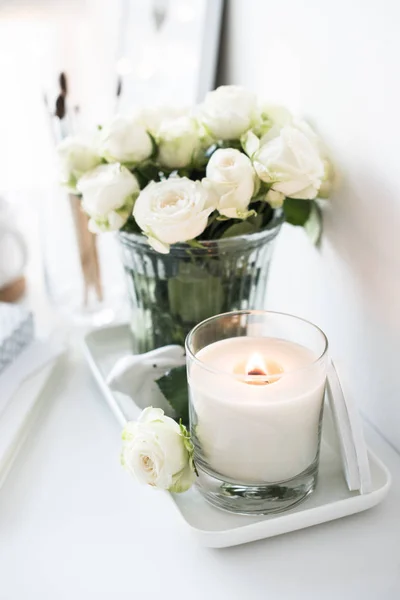 Camera bianca arredamento interno con bruciore candela fatta a mano e bouq — Foto Stock