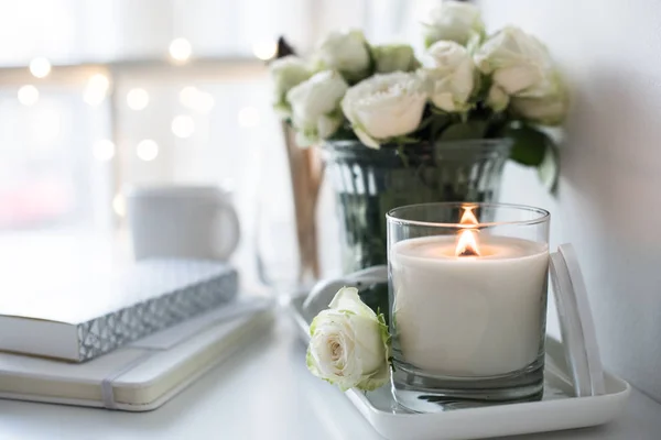 Witte kamer interieur met brandende kaars handgemaakt en bouq — Stockfoto