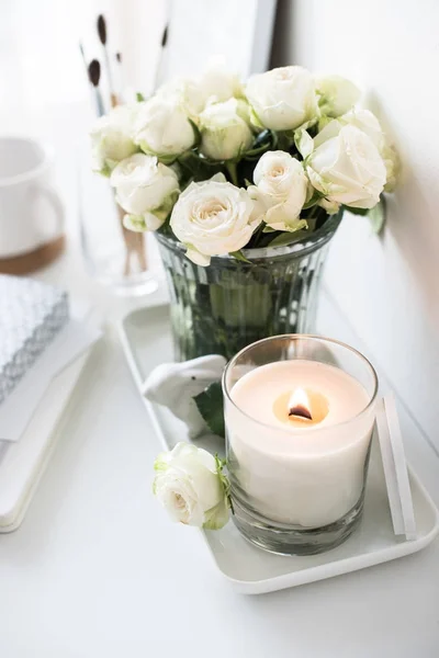 Decoração interior de quarto branco com vela e bouq feitos à mão ardente — Fotografia de Stock