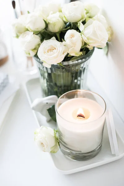 White room interior decor with burning hand-made candle and bouq — Stock Photo, Image