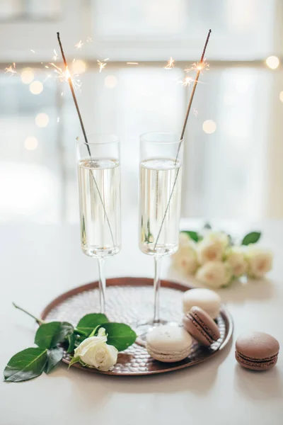 Lussuosa festa di nozze champagne con rose bianche e macaron d — Foto Stock