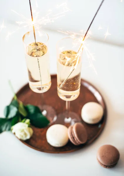 Luxuriöse Champagner-Hochzeitsfeier mit weißen Rosen und Macaron d — Stockfoto