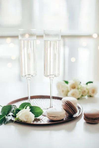 Luksusowy szampan wesele z białych róż i d makaronik — Zdjęcie stockowe