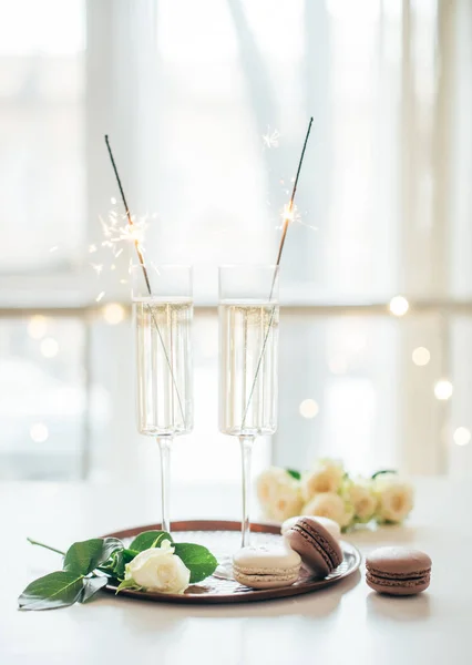 Lussuosa festa di nozze champagne con rose bianche e macaron d — Foto Stock