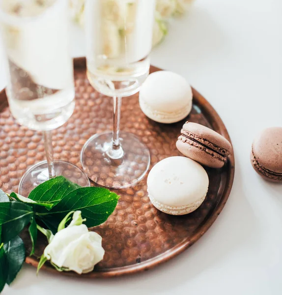 Luxurious champagne wedding party with white roses and macaron d — Stock Photo, Image