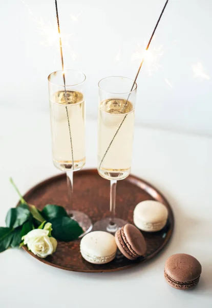 白バラとマカロン d と豪華なシャンパン結婚式パーティー — ストック写真
