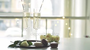 Lüks şampanya düğün beyaz gül ve macaron tatlı şarap ile tatil kutlaması
