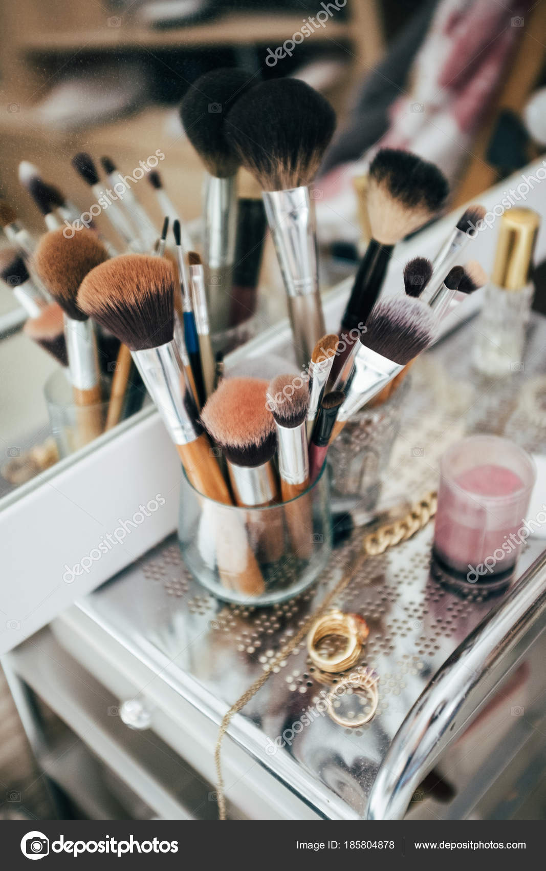 Your Dirty Makeup Brushes Could Be Ruining Your Skin, image size:1067x1700