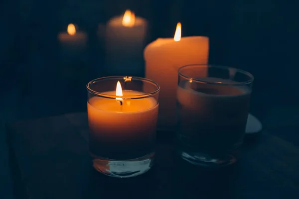 Tres velas encendidas en la mesa, acogedor día lluvioso un hogar — Foto de Stock